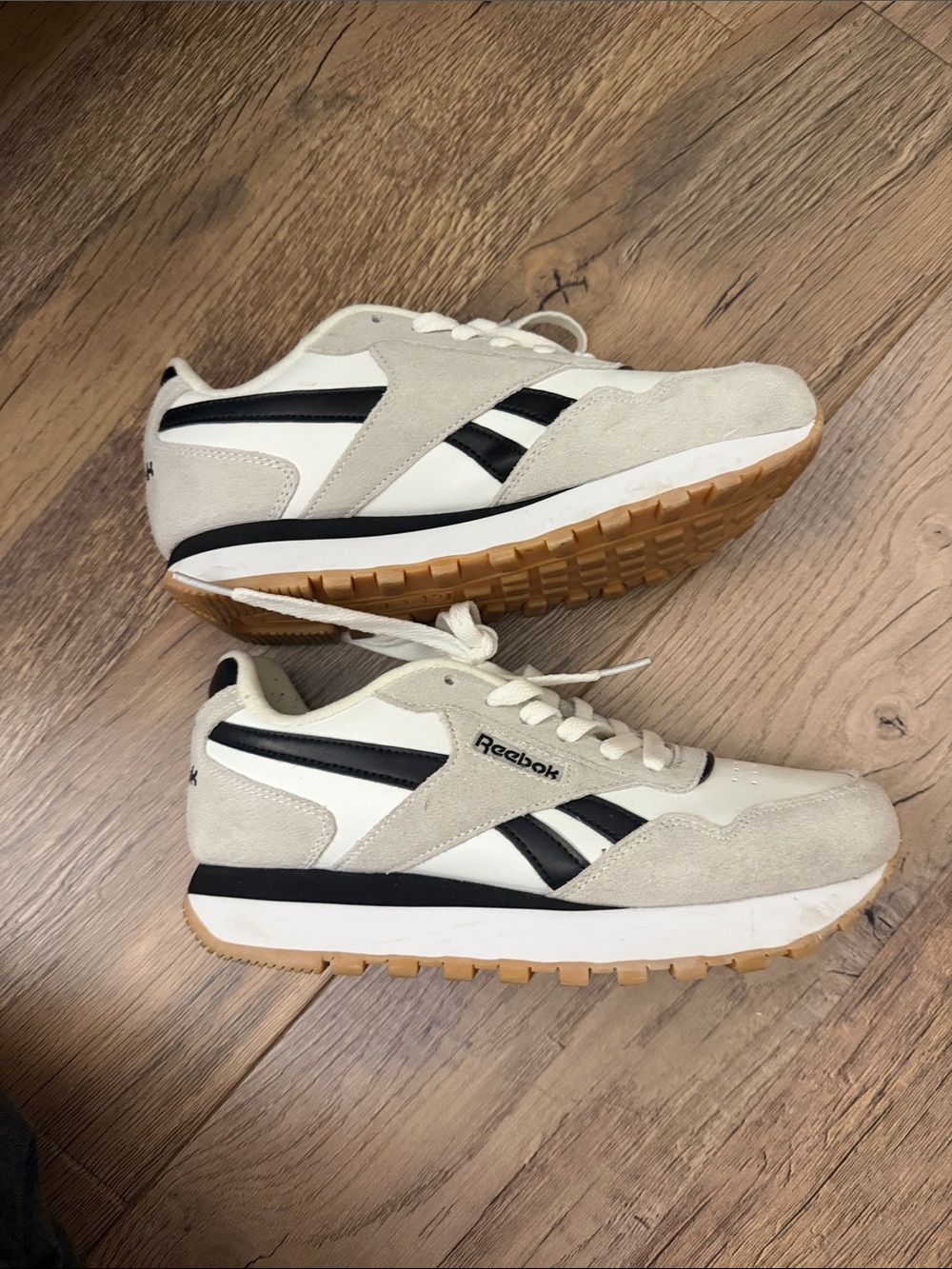 Reebok woMen's Cream & Black Suede Casual Sneakers